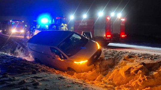 Kierowcy na nowo uczą się zimy. Chwila nieuwagi i Ford wylądował w głębokim śniegu