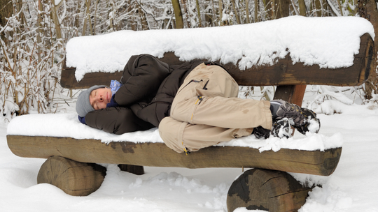 Śmiertelne ofiary zimy. Jak reagować, gdy widzimy człowieka leżącego na ulicy?