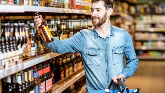 Czy kupisz alkohol po 22? Rząd szykuje bat na nocne sklepy w całej Polsce