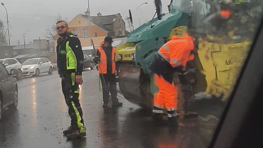 Korki na rondzie w Podjuchach. Opóźnia się zakończenie budowy węzła Granitowa