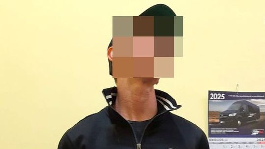 Kradł, kradł i wpadł. Poznali go nie tylko po czapce z daszkiem z napisem