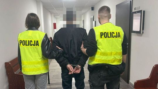 Kradł w sklepie i poszarpał ochroniarza. 32-letni agresor zatrzymany przez kryminalnych po obławie