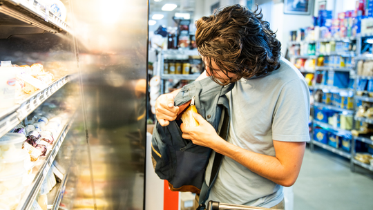 Kto najczęściej podprowadza towar ze sklepu? Co najczęściej kradną sklepowi złodzieje? Kto najczęściej podprowadza towar ze sklepu? Co najczęściej kradną sklepowi złodzieje?