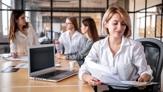 Program krótszego czasu pracy krytykowany. Kontrowersyjna lista beneficjentów