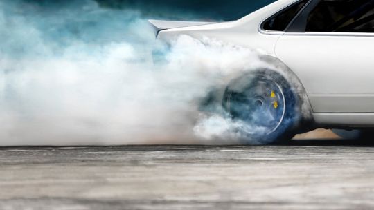 Koniec z driftem na drogach. Od poniedziałku policjant zabierze Ci prawo jazdy bez żadnej dyskusji Koniec z driftem na drogach. Od poniedziałku policjant zabierze Ci prawo jazdy bez żadnej dyskusji