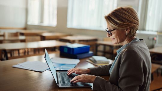 Nauczyciele mają problemy z kupnem laptopów na bony