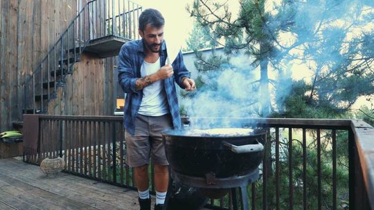 Majówka 2023. Grill na balkonie, ognisko w lesie... Z tego mogą być kłopoty