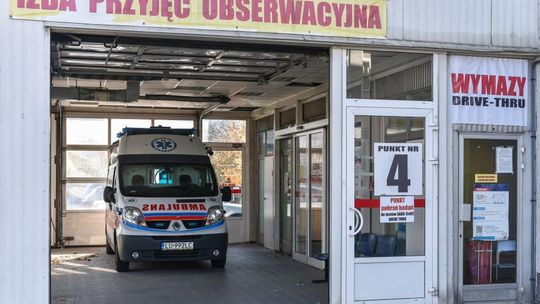 Maleje w szpitalach i pod respiratorami liczba osób z COVID-19