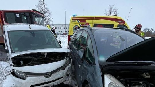 Mały karambol. Trzy auta rozbite, jedna osoba w szpitalu
