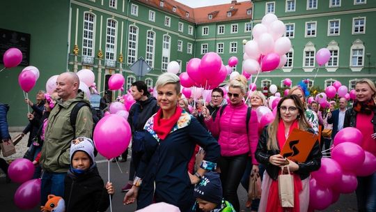 Marsz Różowej Wstążki wspiera kobiety chorujące na raka piersi