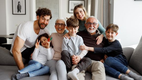 Pętla zadłużenia seniorów. Dlaczego polscy emeryci toną w miliardowych długach przez pomoc rodzinie