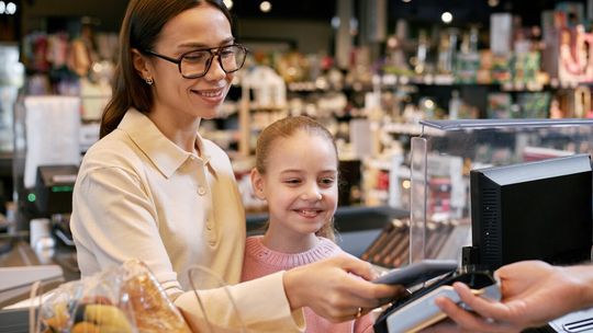 Młodym nie potrzebna jest gotówka. Płacą bezgotówkowo