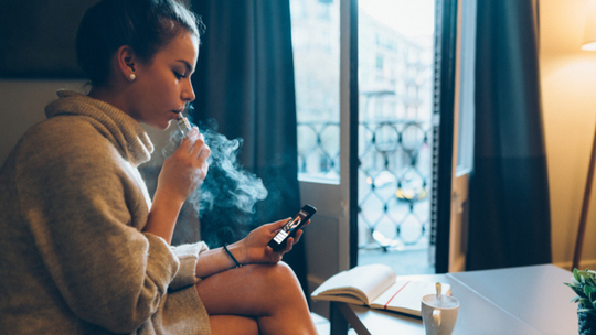 Młodzi w oparach e-papierosów. Rujnuje organizm, wpływa na emocje