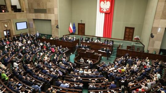 Nowa partia Morawieckiego zmienia układ sił. Tyle mandaty straci PiS w nowym sondażu