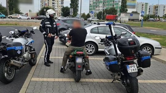 Motocyklista jechał łukami, a do tego zwalniał i przyspieszał. Policjanci rozszyfrowali jego stan