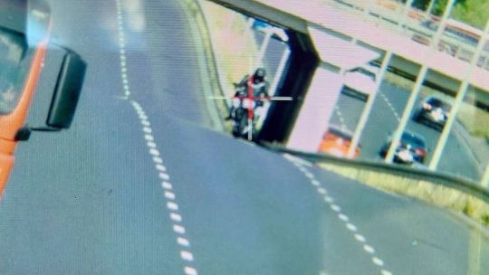 Motocyklista pędził jak szalony. I stracił