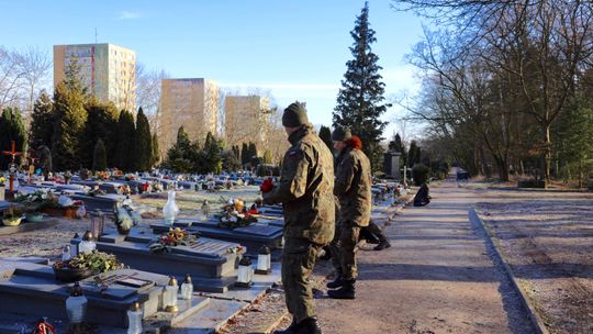 Na grobach żołnierzy AK płoną znicze. To 80 rocznica utworzenia Armii Krajowej.