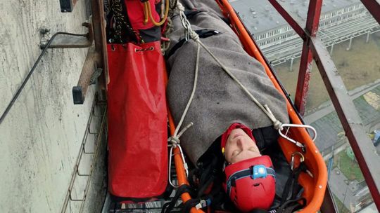 Na krawędzi pod niebem. Trudna operacja ratowników z regionu Na krawędzi pod niebem. Trudna operacja ratowników z regionu