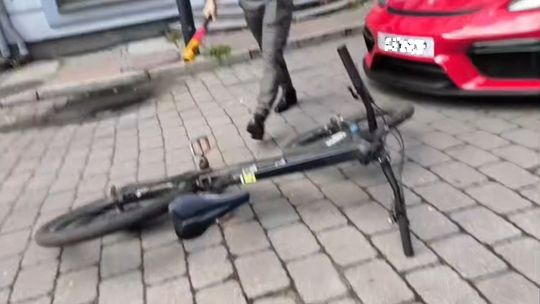 Porsche usiłuje jechać ulicą pod prąd. Na drodze aktywista Porsche usiłuje jechać ulicą pod prąd. Na drodze aktywista