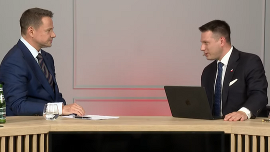 Trzaskowski u Mentzena podpisał, ale nie to co spodziewał się gospodarz