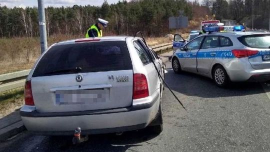 Nastolatek prowadził auto pijanego taty. Wiózł całą rodzinę