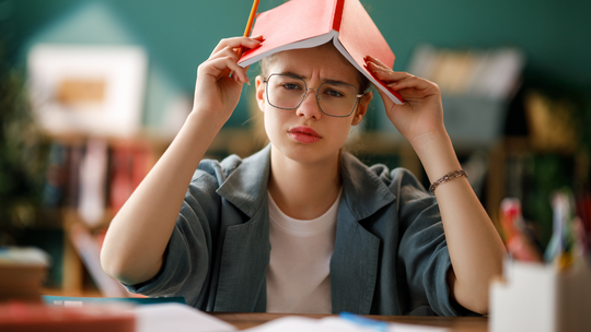 Dlaczego nauczyciele wciąż zadają prace domowe? Brak motywacji u uczniów