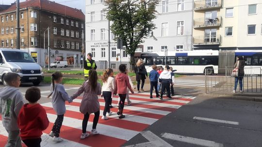 Nie chodź na skróty, noś odblaski –  strażniczki miejskie szkolą uczniów