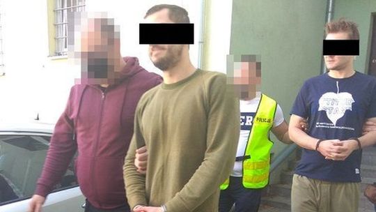 Chcieli wkręcić wróżbitkę i przebrali się za policjantów. Taki prank