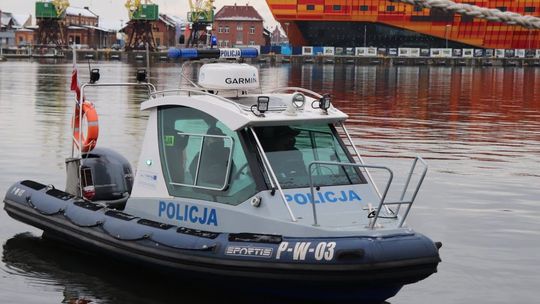 Nowoczesna policyjna łódź podczas nietypowego zadania