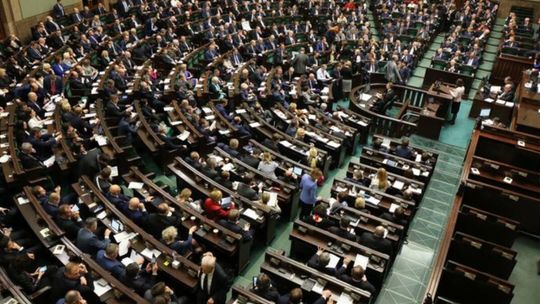 W nowym sondażu KO na prowadzeniu, PiS depcze jej po piętach
