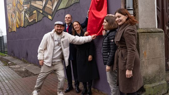 Równe szanse w obrazach. Odkrywamy ukryte symbole nowego muralu na Kaszubskiej Równe szanse w obrazach. Odkrywamy ukryte symbole nowego muralu na Kaszubskiej