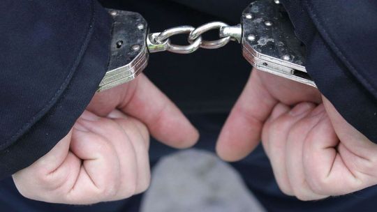 Nożownik uciekając przed policją wpadł na samochód