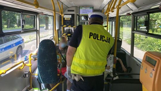 Obcokrajowiec okradł chłopca w autobusie. Poszedł na zakupy posługując się kradzioną kartą