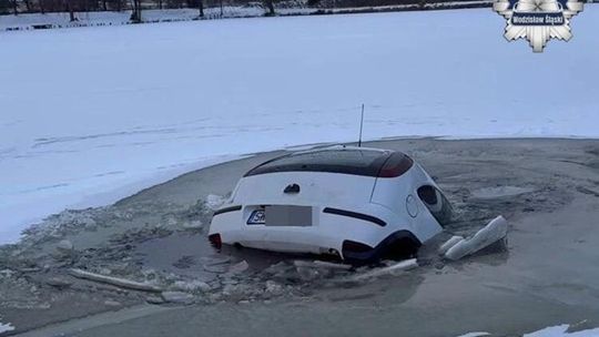 Odwilż sprawia, że lód staje się niebezpieczny. Szczególnie groźnie jest na Jeziorze Głębokim