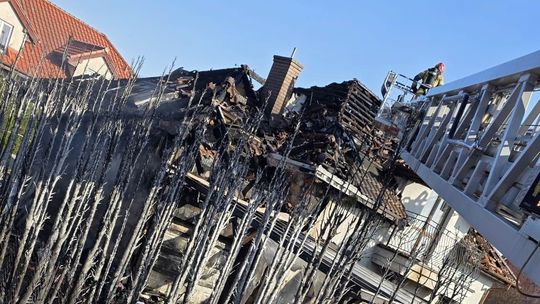 Ogień strawił elewację i dach budynku mieszkalnego. Co z mieszkańcami?