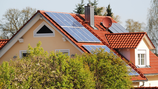 Oszuści dzwonią do drzwi. Uważaj, kogo wpuszczasz na swoją posesję Oszuści dzwonią do drzwi. Uważaj, kogo wpuszczasz na swoją posesję