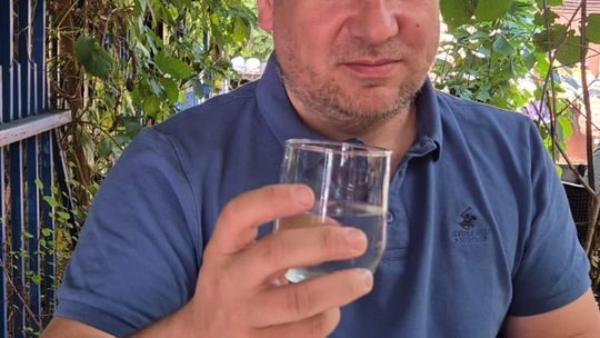 Warto pić wodę z kranu w upały. Powodów jest wiele