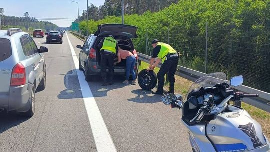 Pękła jej opona na drodze. Stanęła na poboczu