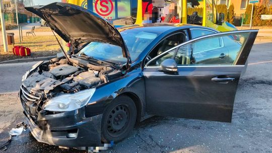 Peugeot wbił się w bok BMW. Cztery osoby w szpitalu po zderzeniu Peugeot wbił się w bok BMW. Cztery osoby w szpitalu po zderzeniu
