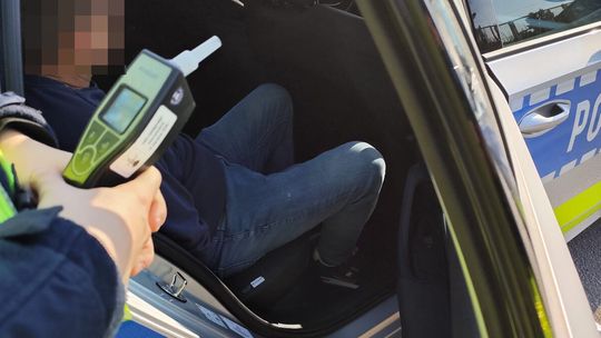 Pijani rodzice wieźli dzieci. Matka przedszkolanka miała promil alkoholu Pijani rodzice wieźli dzieci. Matka przedszkolanka miała promil alkoholu