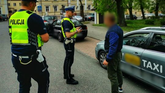 Pijany taksówką przyjechał po auto do policjantów. Zapłacił 2 grzywny