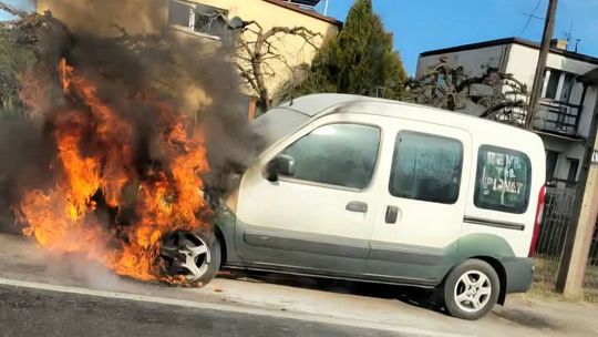 Płonące auto i akcja strażaków. Co robić gdy twoje auto zacznie się palić?