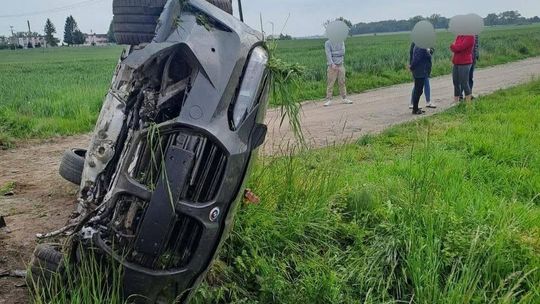 Po czołowym zderzeniu bmw i skody