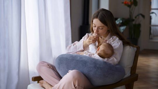 Początki karmienia piersią mogą być dla wielu mam wyzwaniem. Rady położnej