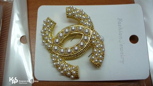 Podrobiona biżuteria w paczce z Chin dla mieszkanki Zachodniopomorskiego