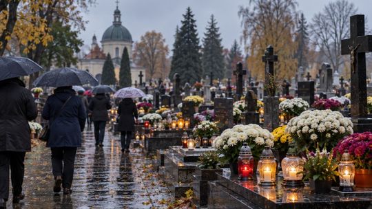 Idzie fala ochłodzenia na ten długi weekend: IMGW ostrzega przed deszczem i przymrozkami przy cmentarzach