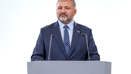 Wojna o Trybunał trwa. Społeczeństwo pęka na pół przez reformy obecnego rządu i ministra Żurka Wojna o Trybunał trwa. Społeczeństwo pęka na pół przez reformy obecnego rządu i ministra Żurka