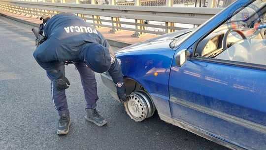 Policjanci rozprawiają się z nietypowym przypadkiem. Kierowca dziwnego auta w tarapatach!