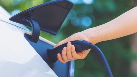Infrastruktura EV przyspiesza. Polskie drogi zyskają nowoczesne i szybkie ładowarki dla elektryków