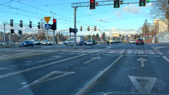 Poważny wypadek na skrzyżowaniu Arkońskiej i Wszystkich Świętych. Trzy osoby w szpitalu, w tym dwoje dzieci